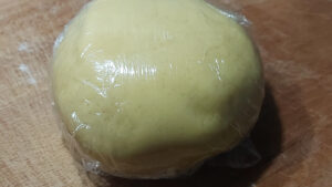 pasta frolla avvolta nella pellicola