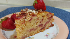 fetta di torta di fragole e ricotta