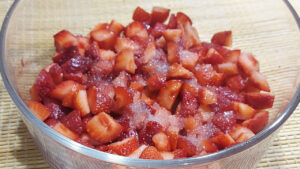 fragole tagliate con zucchero
