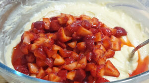 impasto con fragole tagliate