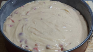 torta di fragole e ricotta nello stampo