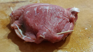 fettina di carne chiusa con stuzzicadenti