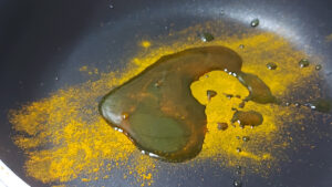 padella con curry e olio