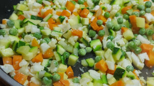 verdure tagliate con piselli