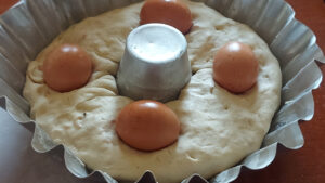 casatiello napoletano nello stampo con le uova