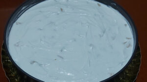 disco di pan di spagna alla nocciola con crema di ricotta e pera