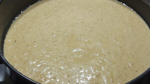 disco di pan di spagna alla nocciola crudo