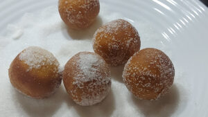 castagnole ricoperte di zucchero