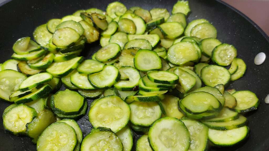 zucchine-trifolate-cotte-in-padella-pronte-in-pochi-minuti