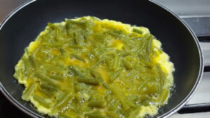padella con composto di uova e fagiolini