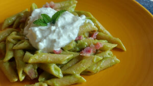 pasta con crema di zucchine e burrata