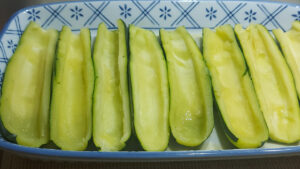 pirofila con zucchine scavate vuote