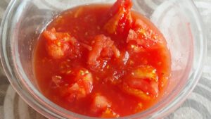 ciotola con polpa di pomodoro fresco