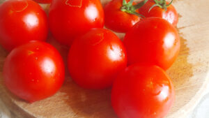 pomodori svuotati e messi a scolare