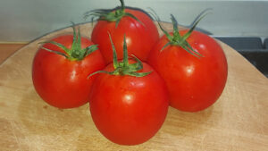 pomodori tondi rossi e maturi