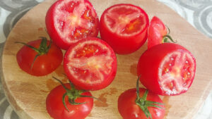 pomodori tondi rossi con calotta tagliata