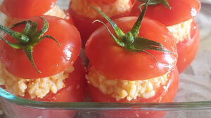 pirofila con pomodori ripieni di riso crudi
