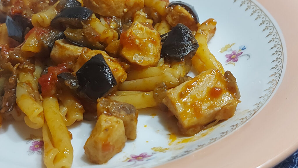 Pasta con pesce spada e melanzane : ricetta mediterranea leggera