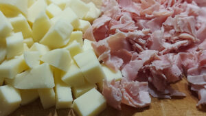 prosciutto cotto e formaggio a cubetti