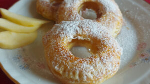 ciambelle di mele con pasta sfoglia