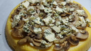 crostata di polenta con funghi e gorgonzola cruda