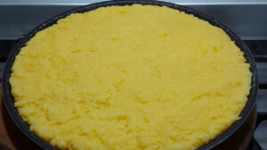 polenta nello stampo per crostata