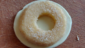 fetta di mela su disco di pasta sfoglia