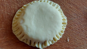 fetta di mela ricoperta con pasta sfoglia