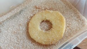 fette di mele con zucchero e cannella