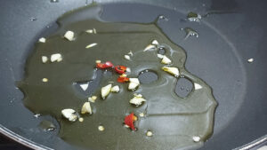 padella con olio aglio e peperoncino