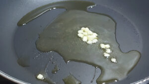 olio e aglio in padella
