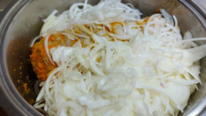 carne rosolata con cipolle