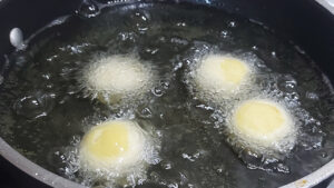 padella con castagnole di ricotta e arancia crude