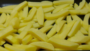 teglia con patate a spicchi crude