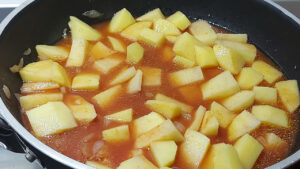 padella con patate e passata di pomodoro