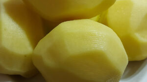 patate sbucciate e lavate