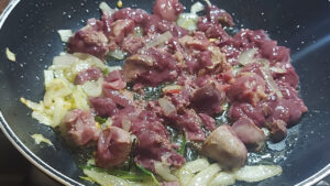 padella con cipolla e fegatini di pollo crudi