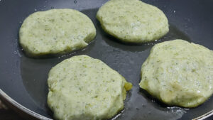 focaccine di broccoli e patate in cottura