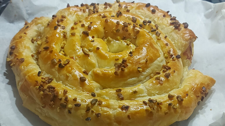 girella di pasta sfoglia ripiena