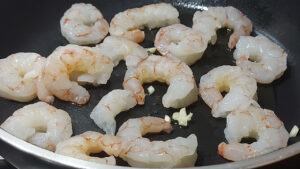 gamberetti crudi in padella