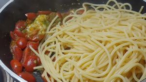 pasta con condimento di gamberetti e pesto