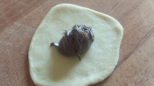 pallina di impasto con nutella