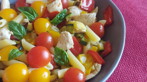 insalata di pasta con pollo e verdure