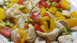 condimento insalata di pasta con pollo