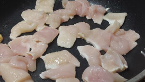 petto di pollo tagliato crudo