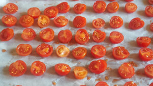 teglia con pomodorini tagliati