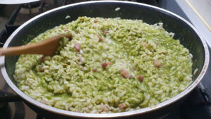 ingredienti risotto al pesto e provola