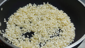 riso tostato in padella