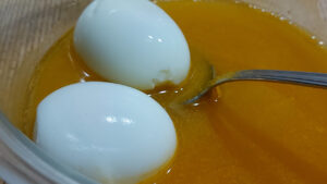 uova sode con curcuma