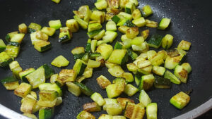dadini di zucchine cotte per insalata di pasta con pollo